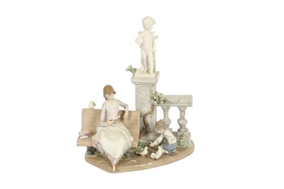 Lot 377 - A LLADRO PORCELAIN FIGURE GROUP OF 'STUDYING IN THE PARK