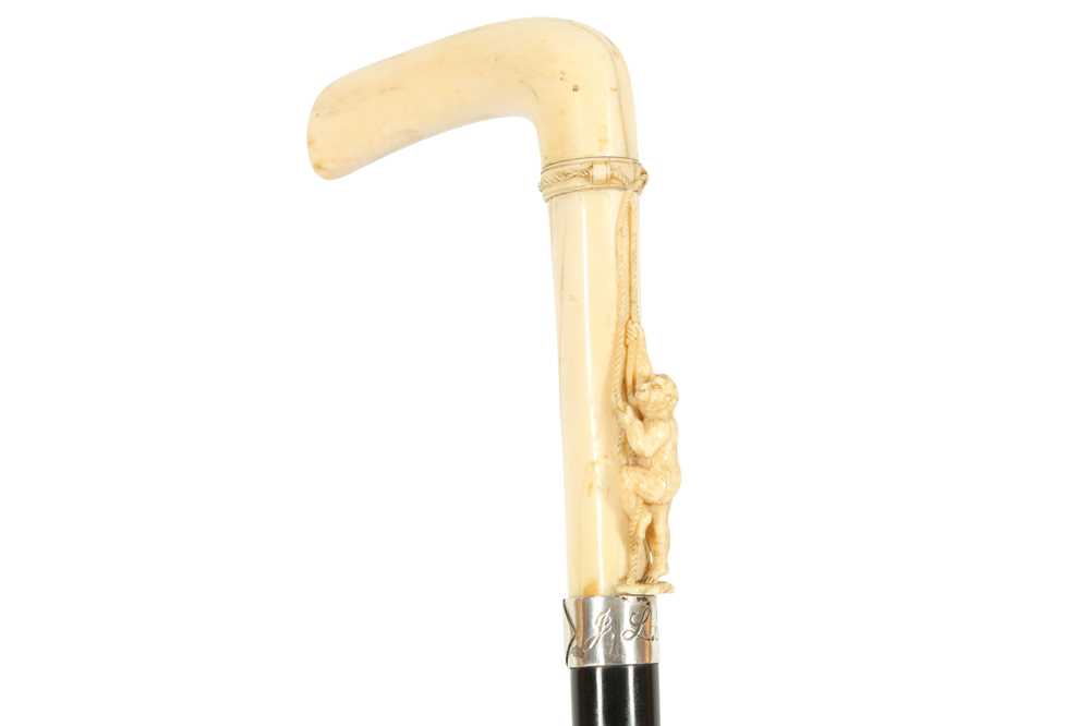 Lot 252 - A CARVED MARINE IVORY HANDLED WALKING CANE, LATE 19TH TO EARLY 20TH CENTURY