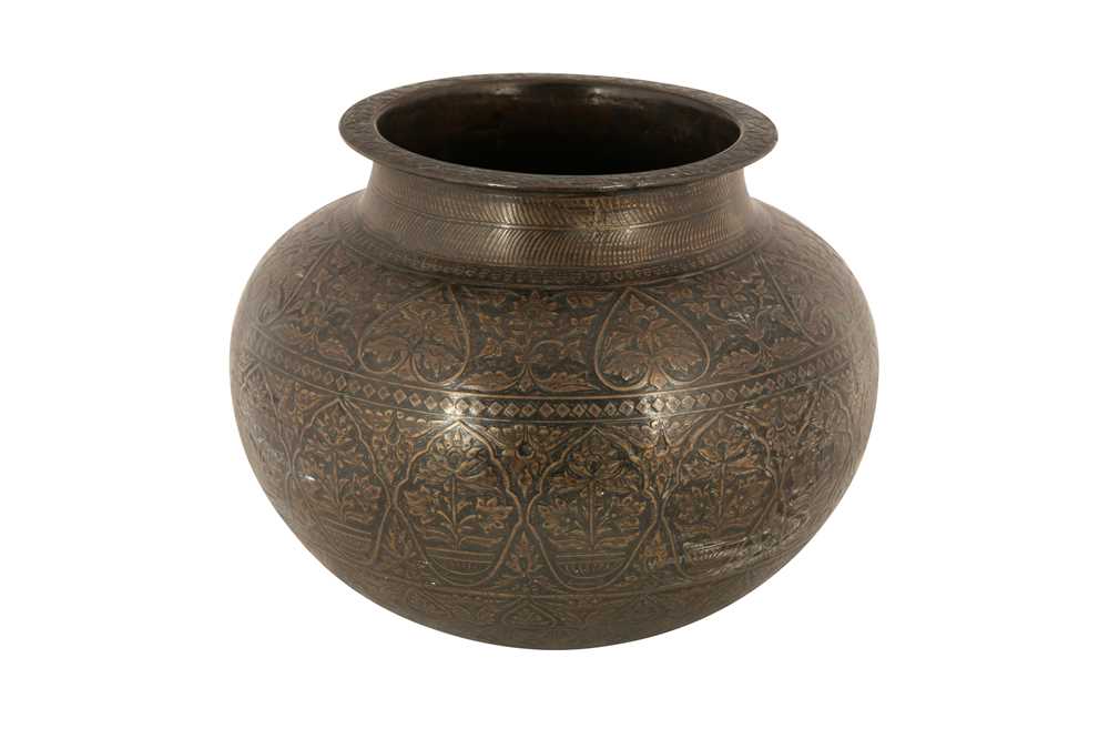 Lot 194 - A LARGE ENGRAVED BRONZE LOTA (WATER CONTAINER)