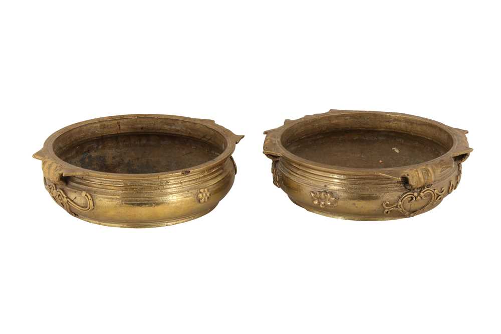 Lot 181 - A PAIR OF BRASS URLI (FOOD CAULDRONS) WITH APPLIED GECKO DECORATION