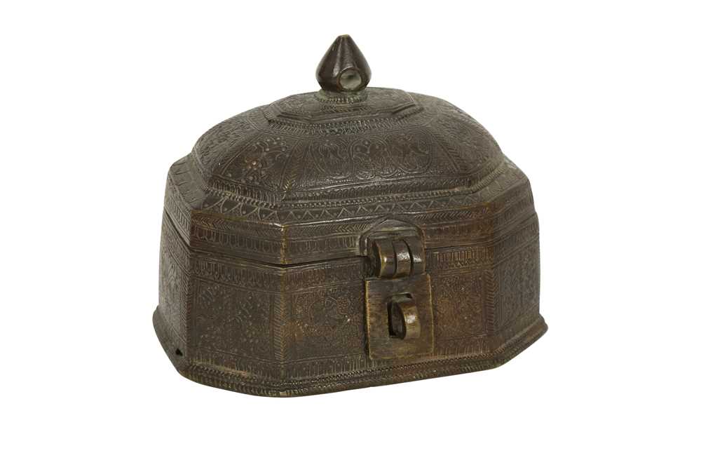 Lot 171 - AN ENGRAVED BRONZE PANDAN BOX