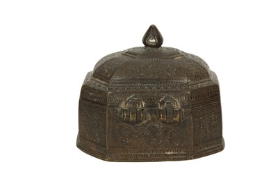 Lot 171 - AN ENGRAVED BRONZE PANDAN BOX