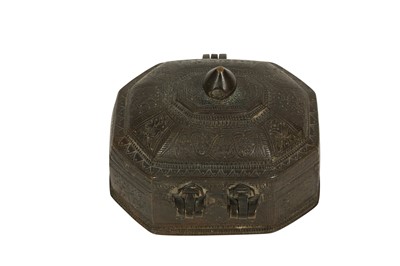 Lot 171 - AN ENGRAVED BRONZE PANDAN BOX