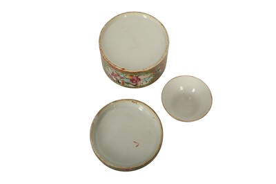Lot 98 - A CHINESE 'FAMILLE ROSE' PORCELAIN LIDDED BOX AND SMALL CUP MADE FOR THE IRANIAN EXPORT MARKET