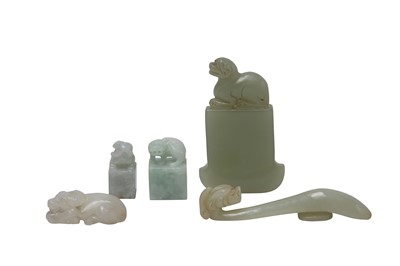 Lot 390 - A SMALL COLLECTION OF CHINESE JADE AND JADEITE CARVINGS.