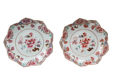 Lot 189 - A PAIR OF CHINESE EXPORT FOLIATE RIM DISHES