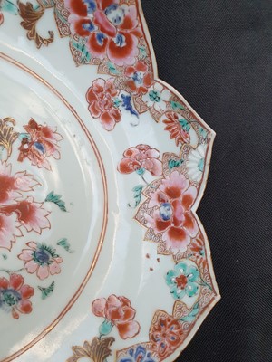 Lot 214 - A PAIR OF CHINESE EXPORT FOLIATE RIM DISHES