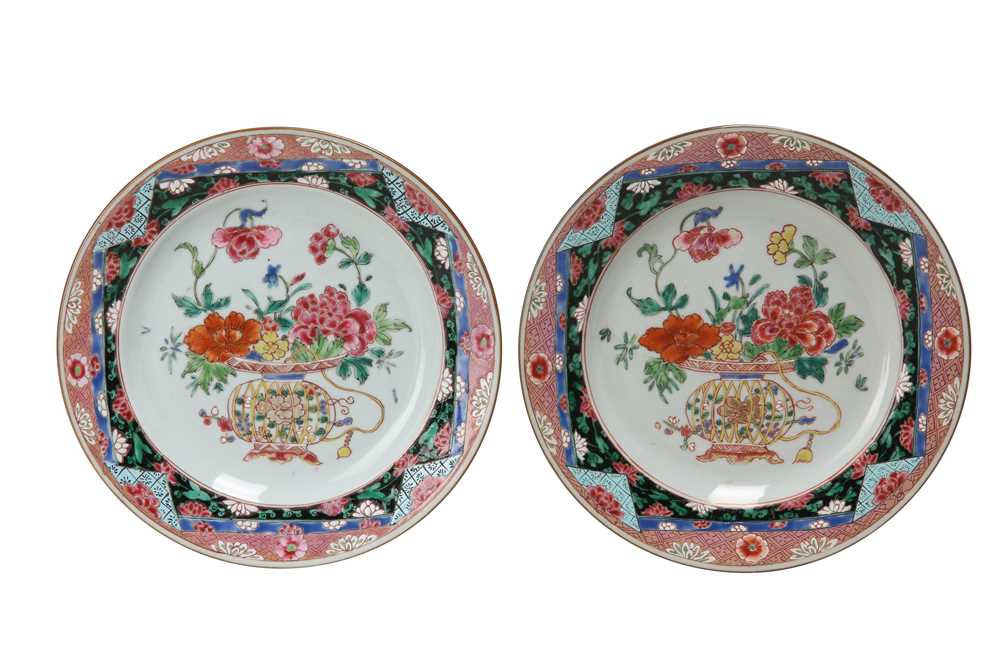 Lot 228 - A PAIR OF FAMILLE-ROSE 'FLOWER BASKET' DISHES