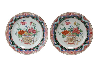 Lot 191 - A PAIR OF FAMILLE-ROSE 'FLOWER BASKET' DISHES