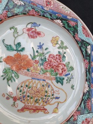 Lot 228 - A PAIR OF FAMILLE-ROSE 'FLOWER BASKET' DISHES