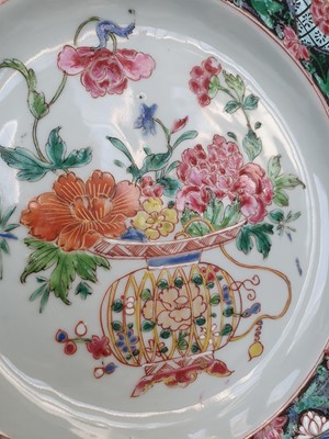 Lot 228 - A PAIR OF FAMILLE-ROSE 'FLOWER BASKET' DISHES