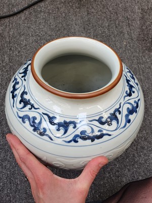 Lot 581 - A CHINESE BLUE AND WHITE BALUSTER VASE.