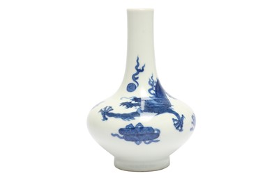 Lot 944 - A SMALL CHINESE BLUE AND WHITE 'DRAGON' BOTTLE VASE.