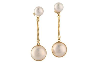 Lot 49 - A pair of cultured pearl and mabé pearl earrings