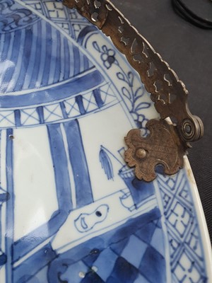 Lot 63 - A CHINESE BLUE AND WHITE FIGURATIVE DISH.