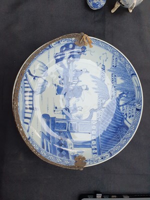 Lot 63 - A CHINESE BLUE AND WHITE FIGURATIVE DISH.