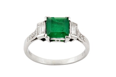 Lot 174 - An emerald and diamond ring, 2nd quarter of the 20th century