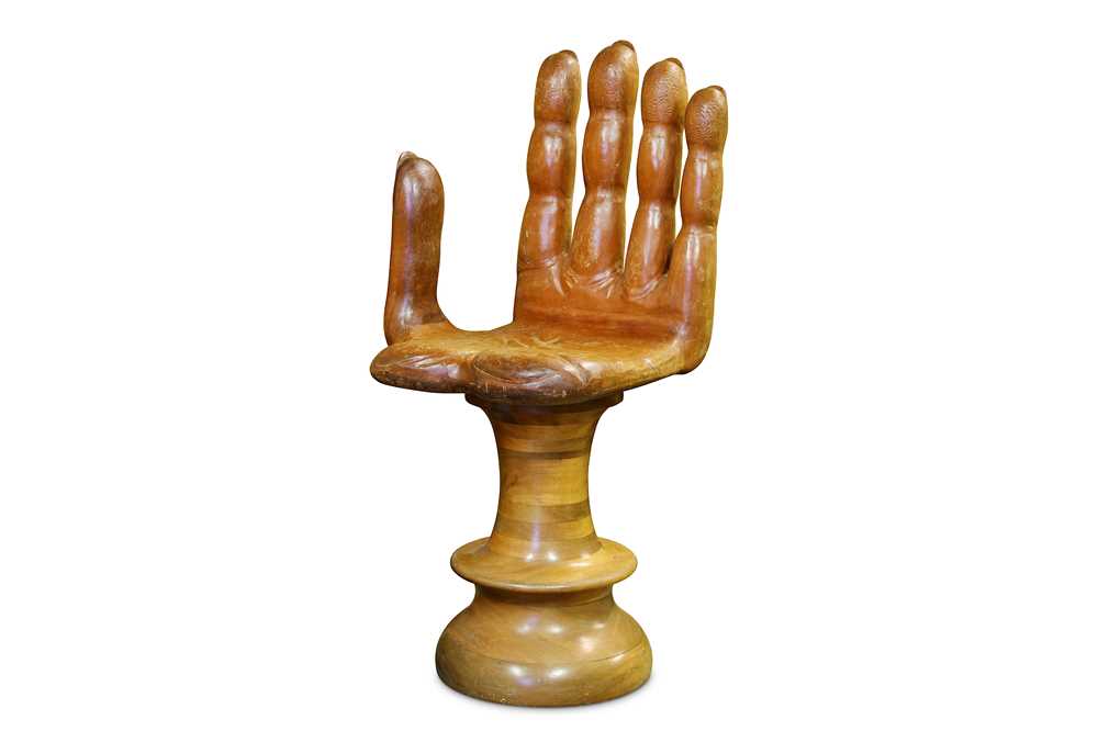 Lot 370 - A 1960'S CARVED HARDWOOD SWIVEL CHAIR MODELLED AS A GIANT HAND