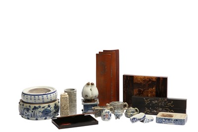 Lot 553 - A COLLECTION OF CHINESE ITEMS.