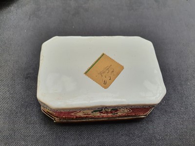 Lot 9 - A CHINESE FAMILLE ROSE CANTON ENAMEL 'QUAILS' SNUFF BOX.