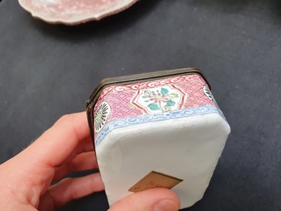 Lot 76 - A CHINESE FAMILLE ROSE CANTON ENAMEL 'QUAILS' SNUFF BOX.