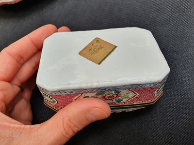 Lot 76 - A CHINESE FAMILLE ROSE CANTON ENAMEL 'QUAILS' SNUFF BOX.