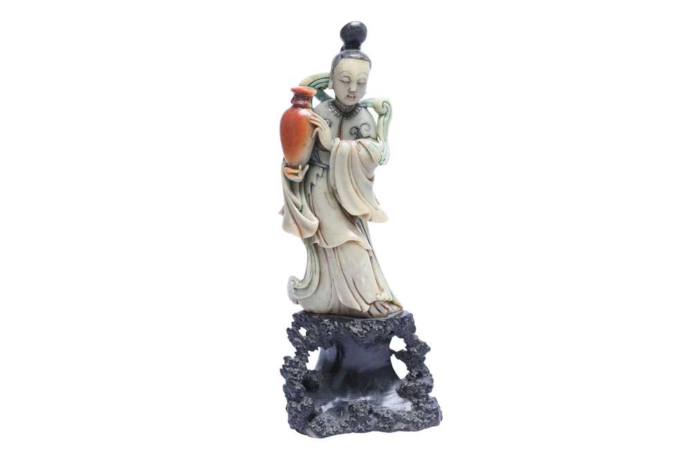 Lot 132 - A CHINESE SOAPSTONE FIGURE OF AN IMMORTAL MAIDEN.