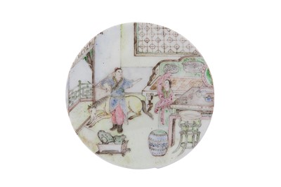 Lot 43 - A CHINESE FAMILLE-ROSE DECORATED CIRCULAR GLASS PANEL.