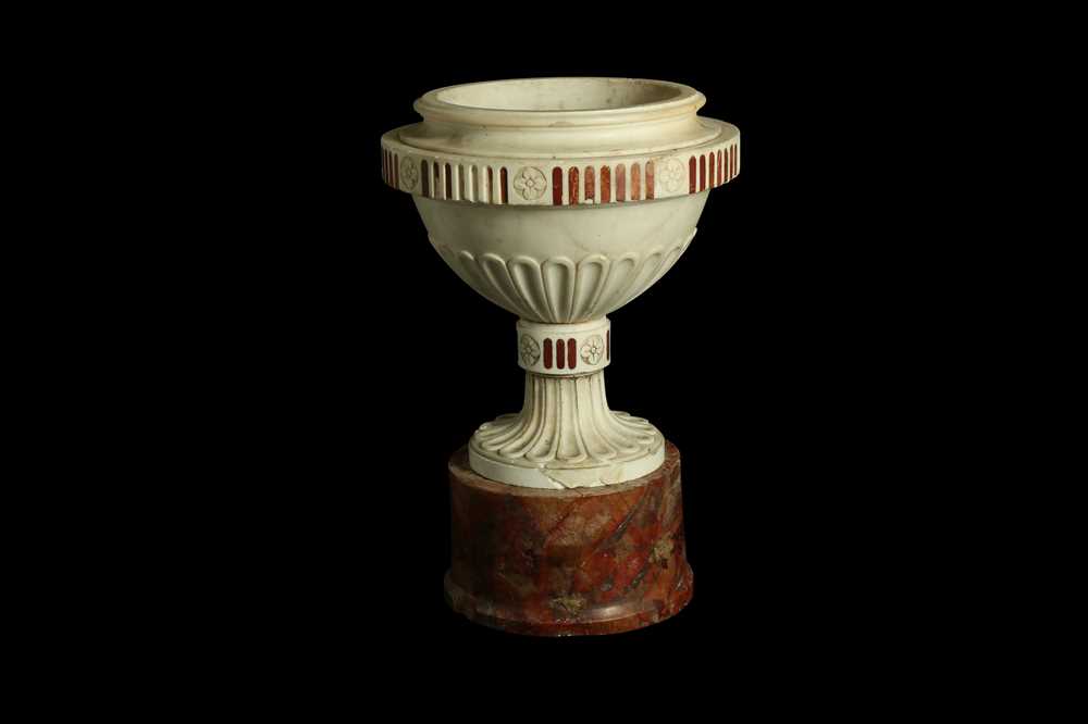 Lot 37 - A LATE 18TH / EARLY 19TH CENTURY ITALIAN NEO-CLASSICAL MARBLE URN