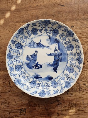 Lot 44 - A CHINESE BLUE AND WHITE 'ROMANCE OF THE THREE KINGDOMS' DISH.