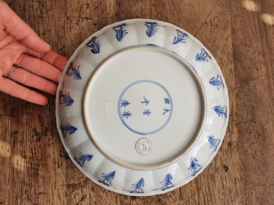 Lot 44 - A CHINESE BLUE AND WHITE 'ROMANCE OF THE THREE KINGDOMS' DISH.