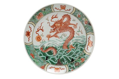 Lot 661 - A CHINESE FAMILLE VERTE DRAGON DISH.