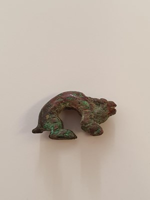 Lot 220 - A SMALL CHINESE BRONZE MODEL OF AN ANIMAL.