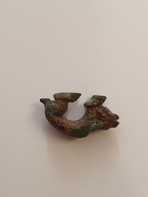 Lot 220 - A SMALL CHINESE BRONZE MODEL OF AN ANIMAL.