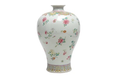Lot 584 - A CHINESE FAMILLE ROSE VASE, MEIPING.