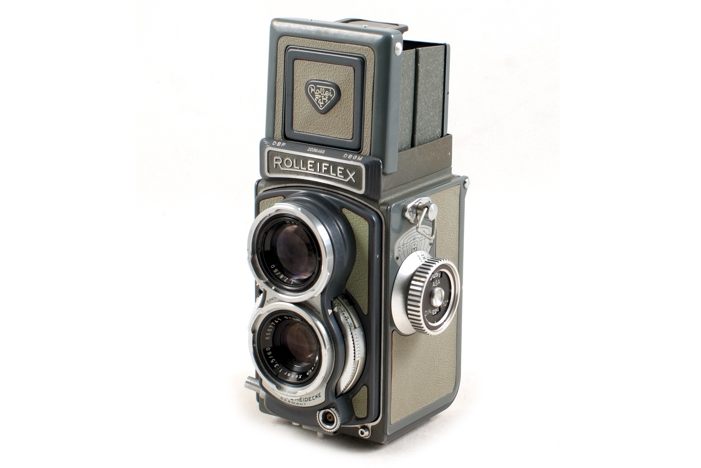 Lot 131 - Grey Baby Rollei 44.