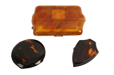 Lot 198 - A TORTOISE SHELL SHIELD SHAPED COMPACT, 20TH CENTURY