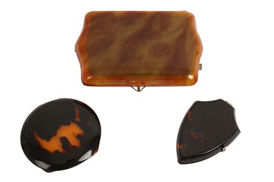 Lot 198 - A TORTOISE SHELL SHIELD SHAPED COMPACT, 20TH CENTURY