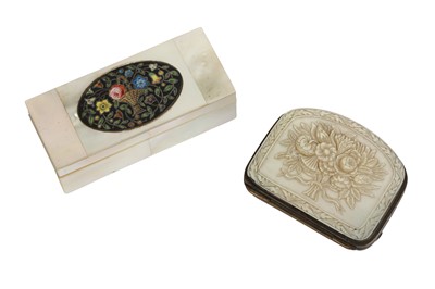 Lot 197 - A CONTINENTAL MOTHER OF PEARL STAMP BOX,  LATE 19TH/EARLY 20TH CENTURY