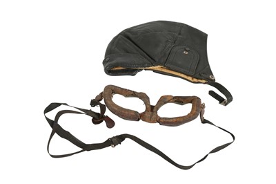 Lot 392 - A PAIR OF WWII  FLYING GOGGLES TOGETHER WITH A LEATHER FLYING CAP