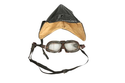 Lot 392 - A PAIR OF WWII  FLYING GOGGLES TOGETHER WITH A LEATHER FLYING CAP