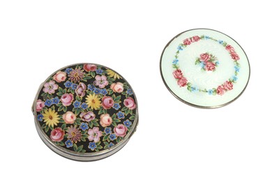 Lot 229 - A CONTINENTAL ENAMEL AND SILVER COMPACT, 20TH CENTURY