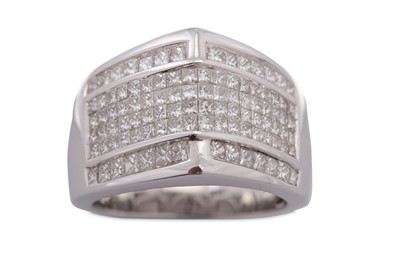 Lot 148 - A diamond dress ring