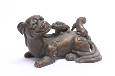 Lot 165 - A CHINESE BRONZE 'MYTHICAL BEAST' PAPERWEIGHT.