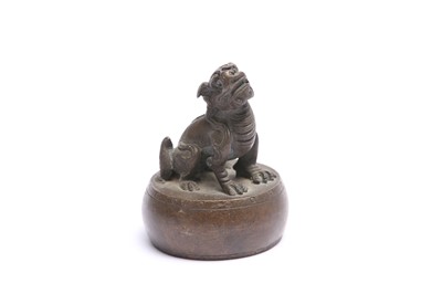 Lot 315 - A CHINESE BRONZE 'LION DOG' PAPERWEIGHT.