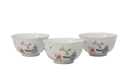 Lot 934 - A SET OF THREE CHINESE FAMILLE ROSE 'MOTHER AND CHILDREN' BOWLS.