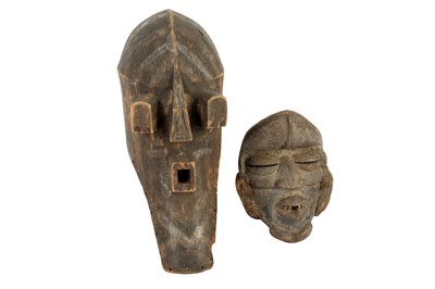 Lot 606 - AN AFRICAN TRIBAL HARDWOOD MASK, IN THE MANNER OF SONGYE, 20TH CENTURY