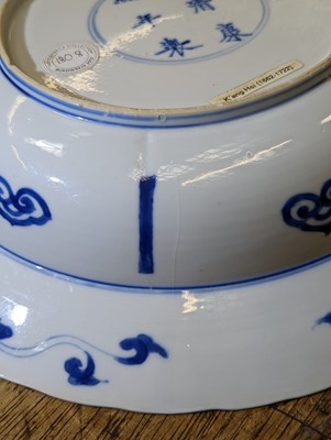 Lot 95 - A CHINESE BLUE AND WHITE 'EQUESTRIAN' DISH.