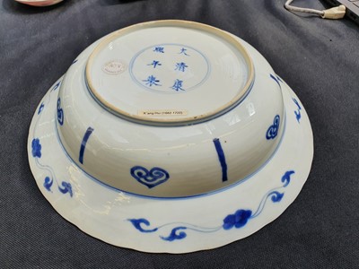 Lot 454 - A BLUE AND WHITE 'EQUESTRIAN' DISH.