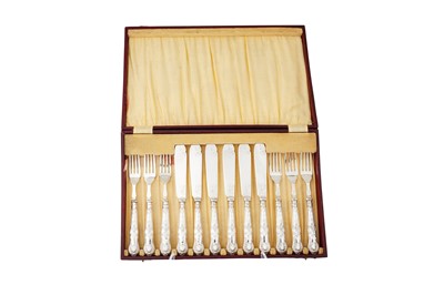 Lot 274 - A CASED SET OF SIX GEORGE V STERLING SILVER HANDLED FISH KNIVES AND FORKS